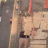 "Parece un queso suizo". No paran de salir agujeros enormes en una de las autopistas más importantes de EEUU. Alguien pensó que era buena idea construirla sobre minas abandonadas