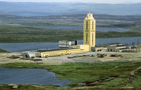 A torre de perfuração dominava a paisagem gélida no extremo noroeste soviético.
