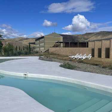 Este es el espectacular balneario que ha reabierto en La Rioja después de un siglo en ruinas: aguas termales, viñedos y una arquitectura que se integra en el entorno