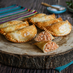 Estas empanadillas de atún y tomate al horno prometen convertirse en tu nueva especialidad