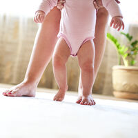 Los primeros pasos del bebé: mejor descalzo 