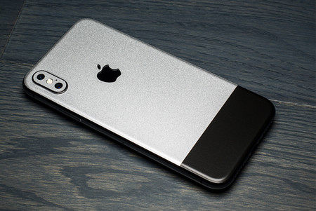Nostalgia pura, este vinilo recupera el estilo metalizado del iPhone original en el iPhone X