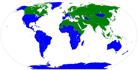 Mapa da Wikimedia mostrando quais países tiram os sapatos em casa e quais não