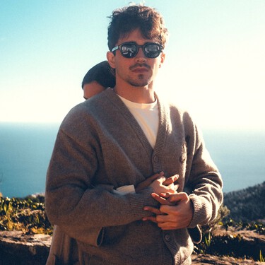 El polo perfecto para un look todo terreno lo tiene Charles Leclerc, y en rebajas encuentras uno idéntico por menos de veinte euros 