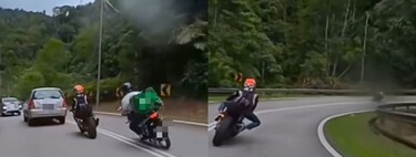 Vas todo feliz de ruta con tu moto deportiva y tus colegas hasta que te arranca las pegatinas un repartidor de Glovo en scooter