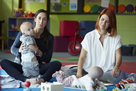 Por qué se necesitan más series y películas que muestren una maternidad realista
