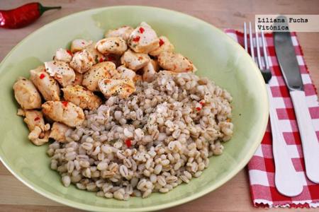 Pollo picante salteado con cebada. Receta saludable