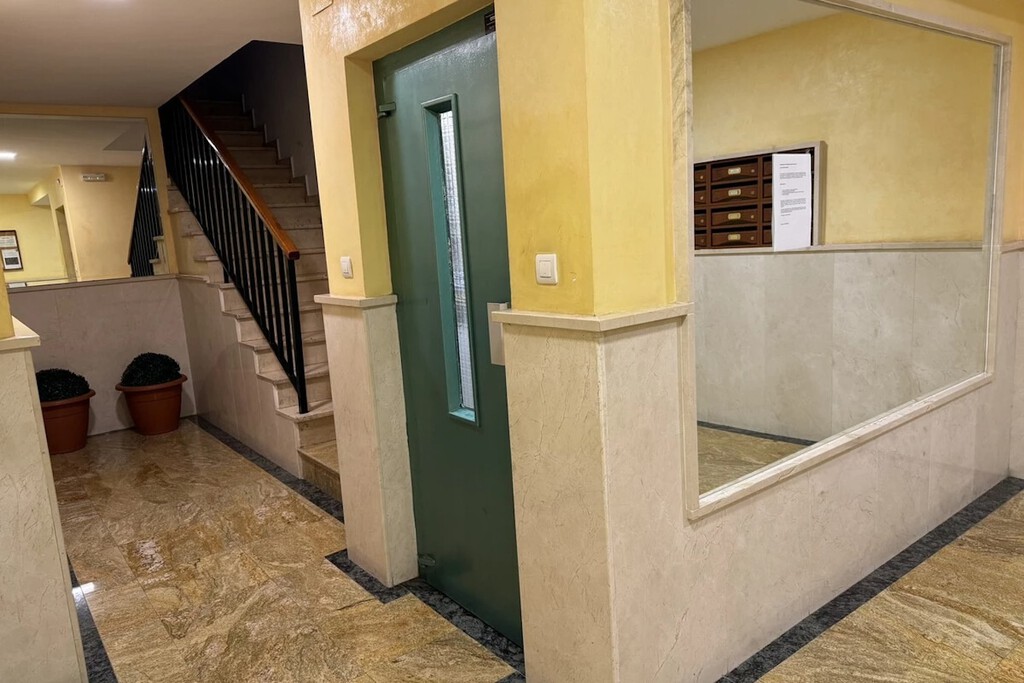 Han instalado un ascensor y no han puesto puerta en todas las plantas. Esta es la verdad sobre el "ascensor para morosos" de Madrid
