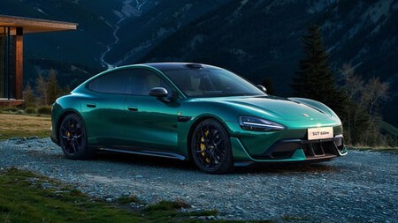 O sedã Xiaomi SU7, recentemente remodelado e com autonomia superior a 900 km no ciclo WLTC, destronou o Model 3 na China. © Xiaomi