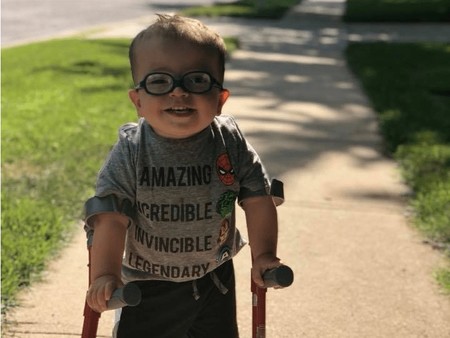 "Mira Maggie, estoy caminando", el vídeo viral de Roman, un niño con espina bífida dando sus primeros pasos