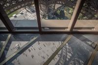 La Torre Eiffel estrena suelo de cristal a 57 metros de altura 