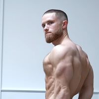 Los entrenadores coinciden: con un déficit calórico moderado, de unas 500 calorías diarias, se conserva mejor la masa muscular y "algunos de hecho ganaron un poco de músculo mientras perdían grasa"
