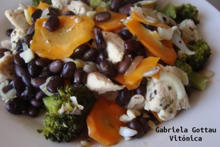 Salteado de judías negras, pollo y vegetales. Receta saludable