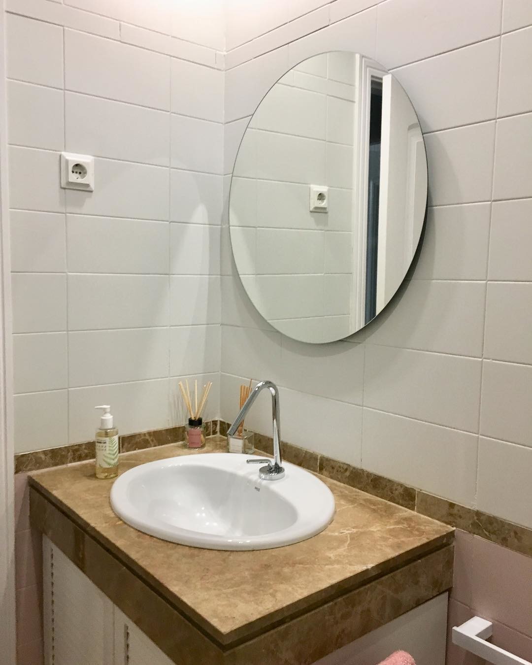 Antes y después; un poco de pintura rosa para transformar un baño con