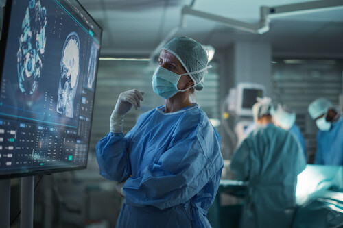 Médica olhando exames cerebrais em monitor. Créditos: banco de imagens