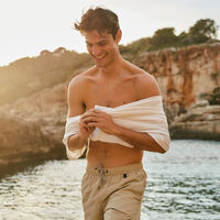 Pedro del Hierro tiene los bañadores para hombre que no pueden faltar en tus vacaciones y además con hasta un 65% de descuento 