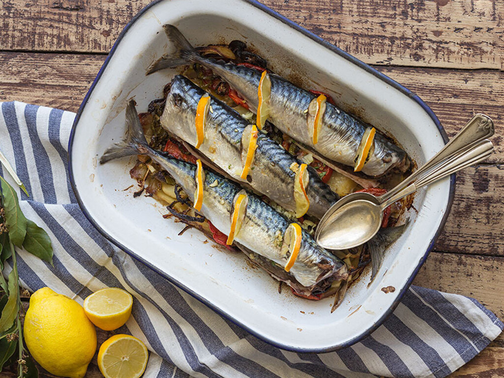 No tiene la fama de otros pescados del verano como sardina o bonito, pero es ideal para hacer al horno sin complicarte