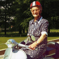 Nonna Luisa, una abuela enamorada de las Vespa que con 106 años lucha por la seguridad