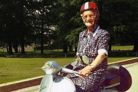 Nonna Luisa, una abuela enamorada de las Vespa que con 106 años lucha por la seguridad
