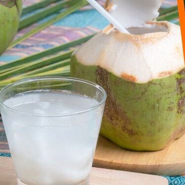 Ni en suero ni en agua: 5 formas de aprovechar el agua de coco que no habías imaginado
