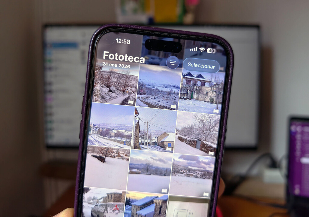 Cómo organizo mi catastrófica biblioteca de fotos del móvil sin morir en el intento 