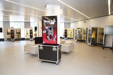 Moda y música se fusionan en la exposición 'Treasures of the Hard Rock' en Barcelona