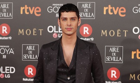 Eduardo Casanova olvida la camisa para lucir un look de Palomo Spain en los Goya 2018
