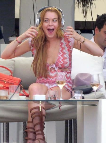 ¿Se lo está pasando bien Lindsay Lohan en Ibiza? Su cara nos saca de dudas