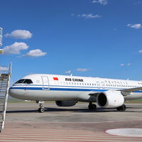China lleva años construyendo un avión para plantar cara a Airbus y Boeing. El C919 acaba de estrenar su primera ruta internacional
