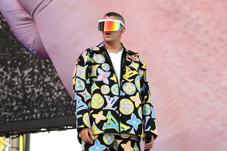 Bad Bunny ha invadido Coachella de trap latino y tonos flúor con sus looks de Louis Vuitton