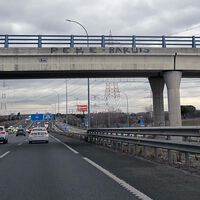 Dos grafiteros han llenado las carreteras y calles de medio Madrid con su firma. Los misteriosos 'Peke' y 'Barul' no dejan un pórtico sin vandalizar 