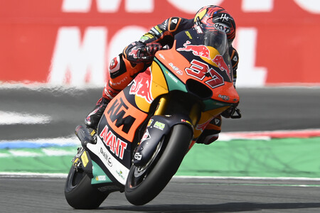 Augusto Fernández remonta para ganar una apasionante carrera de Moto2 que le coloca colíder del mundial