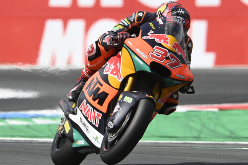 Augusto Fernández remonta para ganar una apasionante carrera de Moto2 que le coloca colíder del mundial