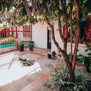 Ni cemento, ni hormigón: el suelo de los años 70 que regresa a los patios para hacerlos más frescos y naturales 