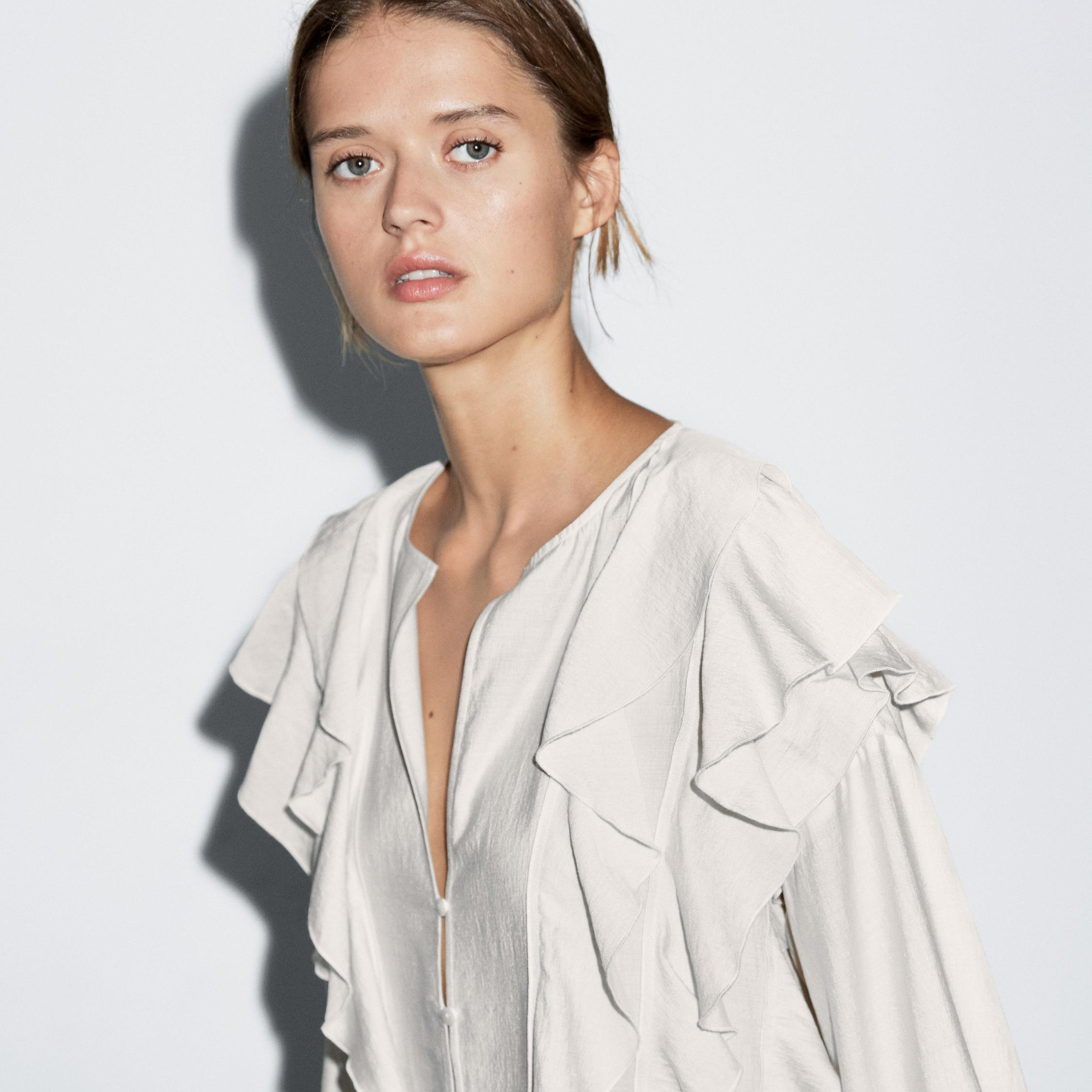 Blusa fluida detalle volantes