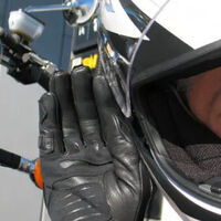 La sordera es el efecto secundario más peligroso de montar mucho en moto. Muchos lo sufren sin saberlo, y la solución cuesta solo 15 euros 