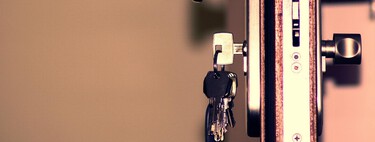 Este cerrajero enseña el sistema para abrir la puerta de casa. Y da igual si la llave esté puesta por dentro