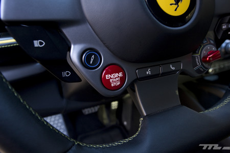 Ferrari 812 Superfast mandos volante
