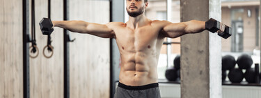 Cómo exprimir tus deltoides con las elevaciones laterales con mancuernas: el inusual detalle a tener en cuenta 