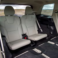 Pueden viajar tres personas en coche durante el estado de alarma, pero sólo una por fila de asientos