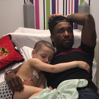 Un futbolista inglés pasa la noche junto a un niño enfermo al que fue a visitar al hospital 