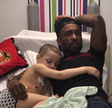 Un futbolista inglés pasa la noche junto a un niño enfermo al que fue a visitar al hospital