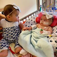 La preciosa reacción de unas gemelas al reunirse después de estar separadas más de 200 días por cuestiones médicas