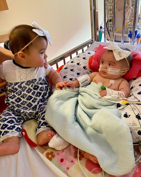 La preciosa reacción de unas gemelas al reunirse después de estar separadas más de 200 días por cuestiones médicas