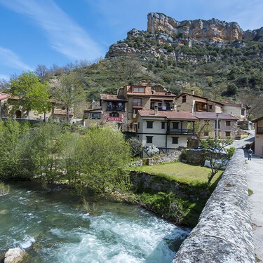 El pueblo de Burgos con solo 16 habitantes que se esconde en un precioso valle: casas de piedra, ermita mozárabe y rutas de postal 