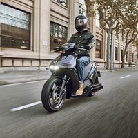 Ray 7.7: el scooter eléctrico español que llega con 150 km reales de autonomía y un precio de 7.500 euros