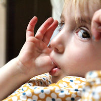 Los efectos de chuparse el dedo y del chupete más tiempo del recomendable (y cómo evitarlo)