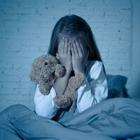 ¿Tu hijo llora, patalea y grita aterrado durante el sueño? Son los terrores nocturnos, y así puedes ayudarlo 