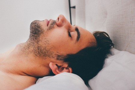 Las teorías científicas que intentan explicar las cinco erecciones que tienen los hombres cuando duermen