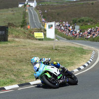 Dean Harrison se lleva la segunda carrera de Supersport en el IOMTT y Michael Dunlop una sanción